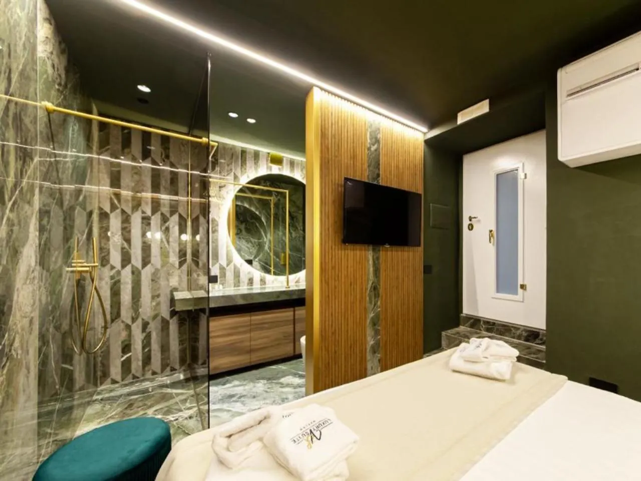 Suite Luxury Napoli 0*, Naples Italy